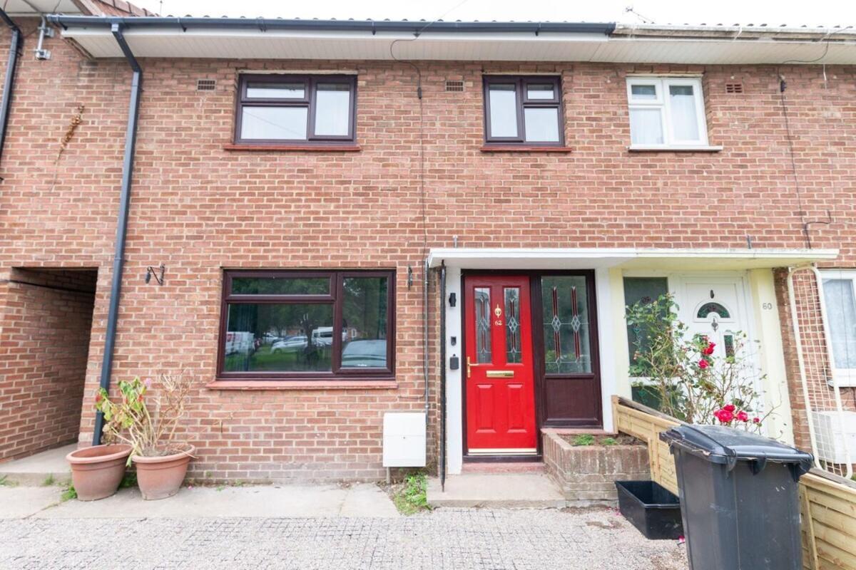 Dom wakacyjny 3 Bedroom By Littlepiggyrentals Short Lets & Serviced With Wifi & Free Parking