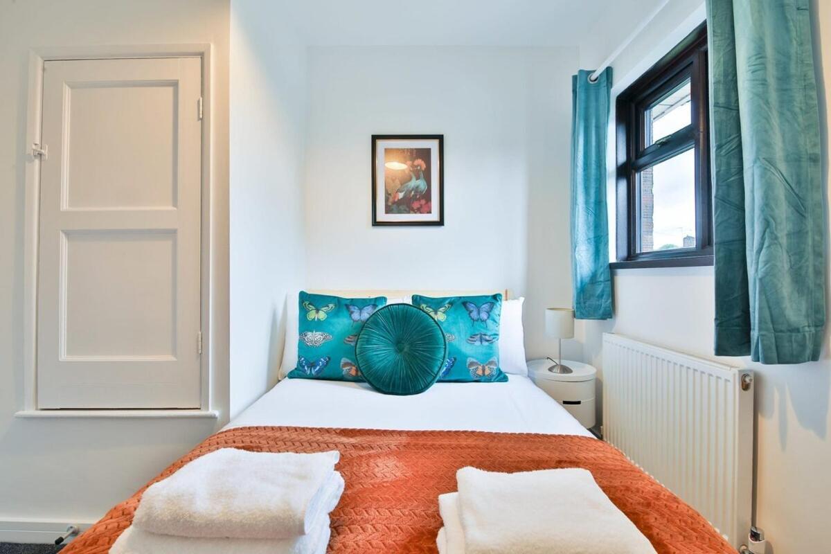 3 Bedroom By Littlepiggyrentals Short Lets & Serviced With Wifi & Free Parking