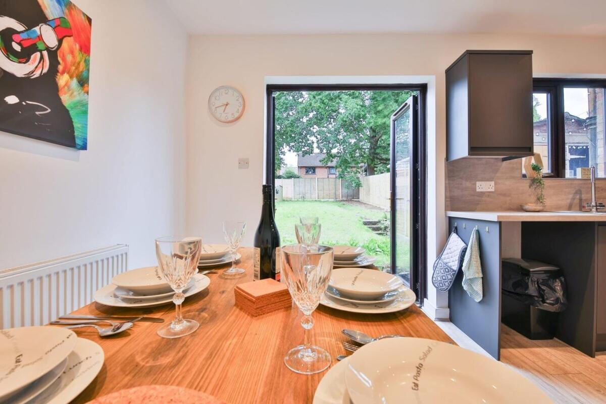 Dom wakacyjny 3 Bedroom By Littlepiggyrentals Short Lets & Serviced With Wifi & Free Parking