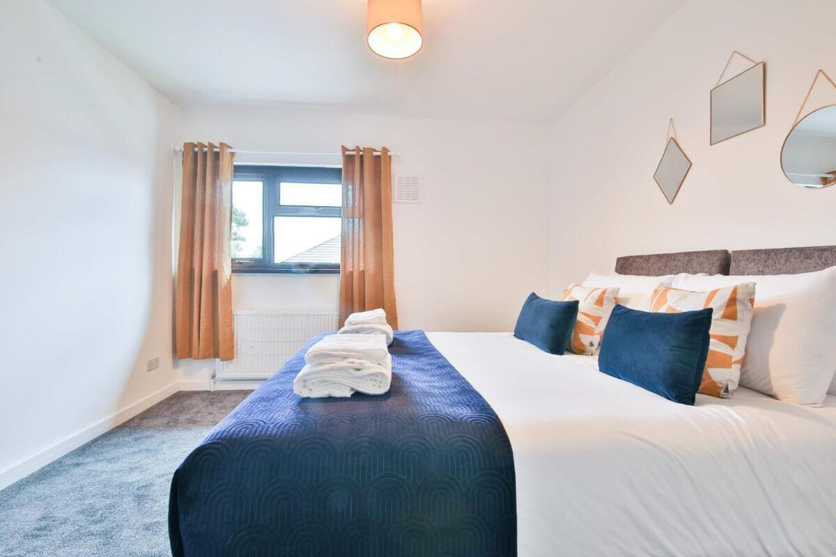 3 Bedroom By Littlepiggyrentals Short Lets & Serviced With Wifi & Free Parking *