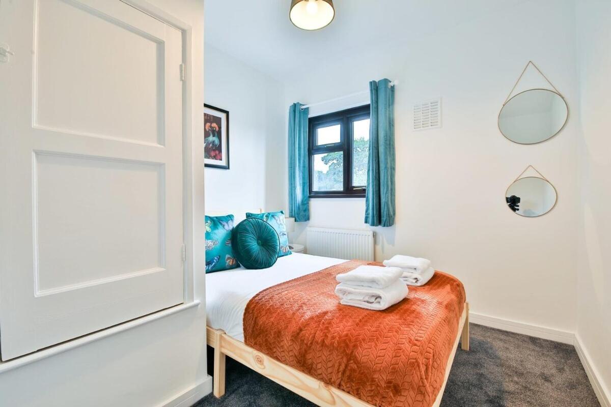 3 Bedroom By Littlepiggyrentals Short Lets & Serviced With Wifi & Free Parking