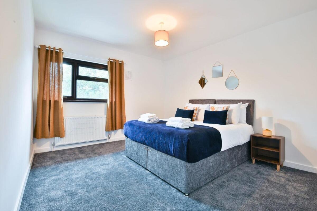 Holiday home 3 Bedroom By Littlepiggyrentals Short Lets & Serviced With Wifi & Free Parking *
