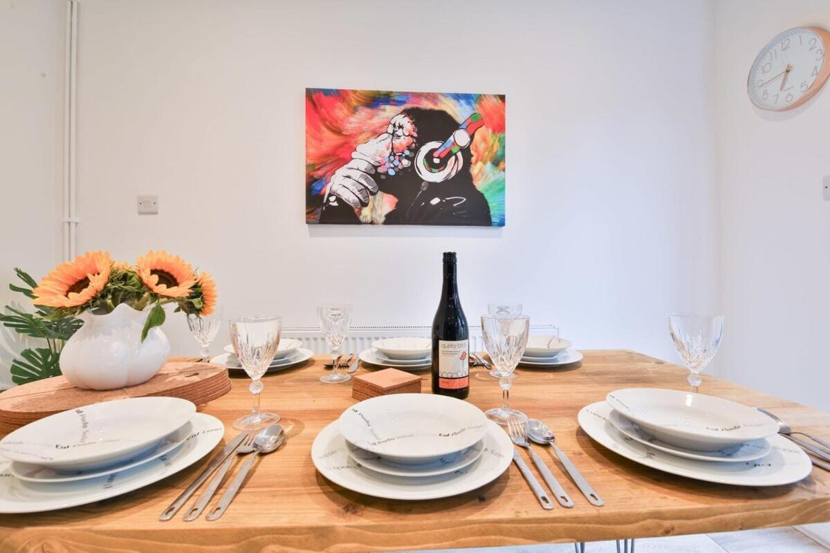 Holiday home 3 Bedroom By Littlepiggyrentals Short Lets & Serviced With Wifi & Free Parking *