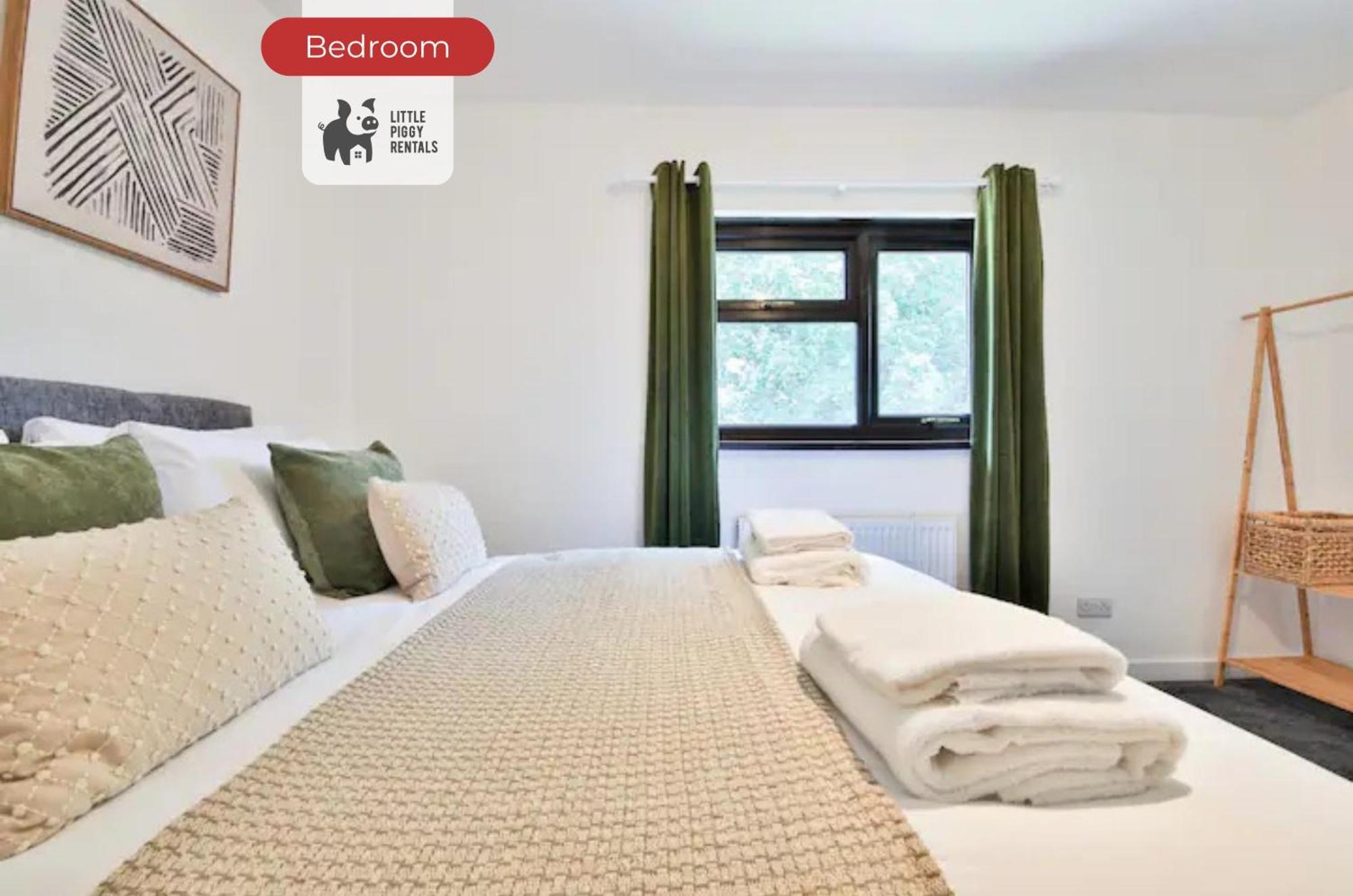 3 Bedroom By Littlepiggyrentals Short Lets & Serviced With Wifi & Free Parking *